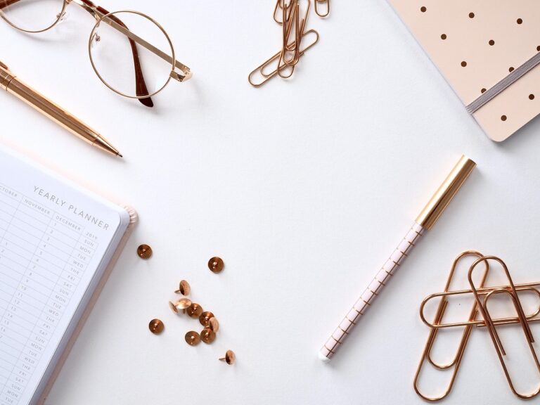 Declutter at office desk in 10mins